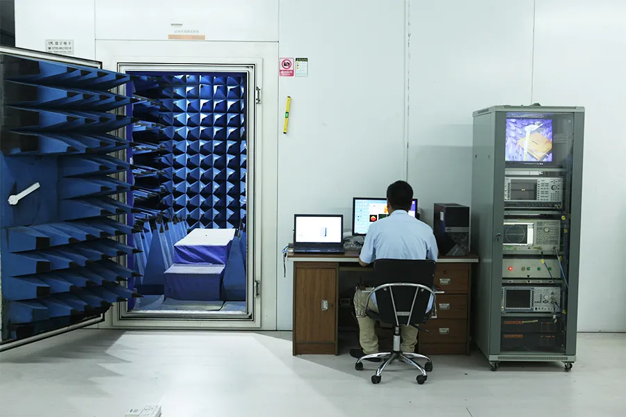 6.7GHz 5-6dBi Gain Outdoor Waterproof Fiberglass Base Station Antenna